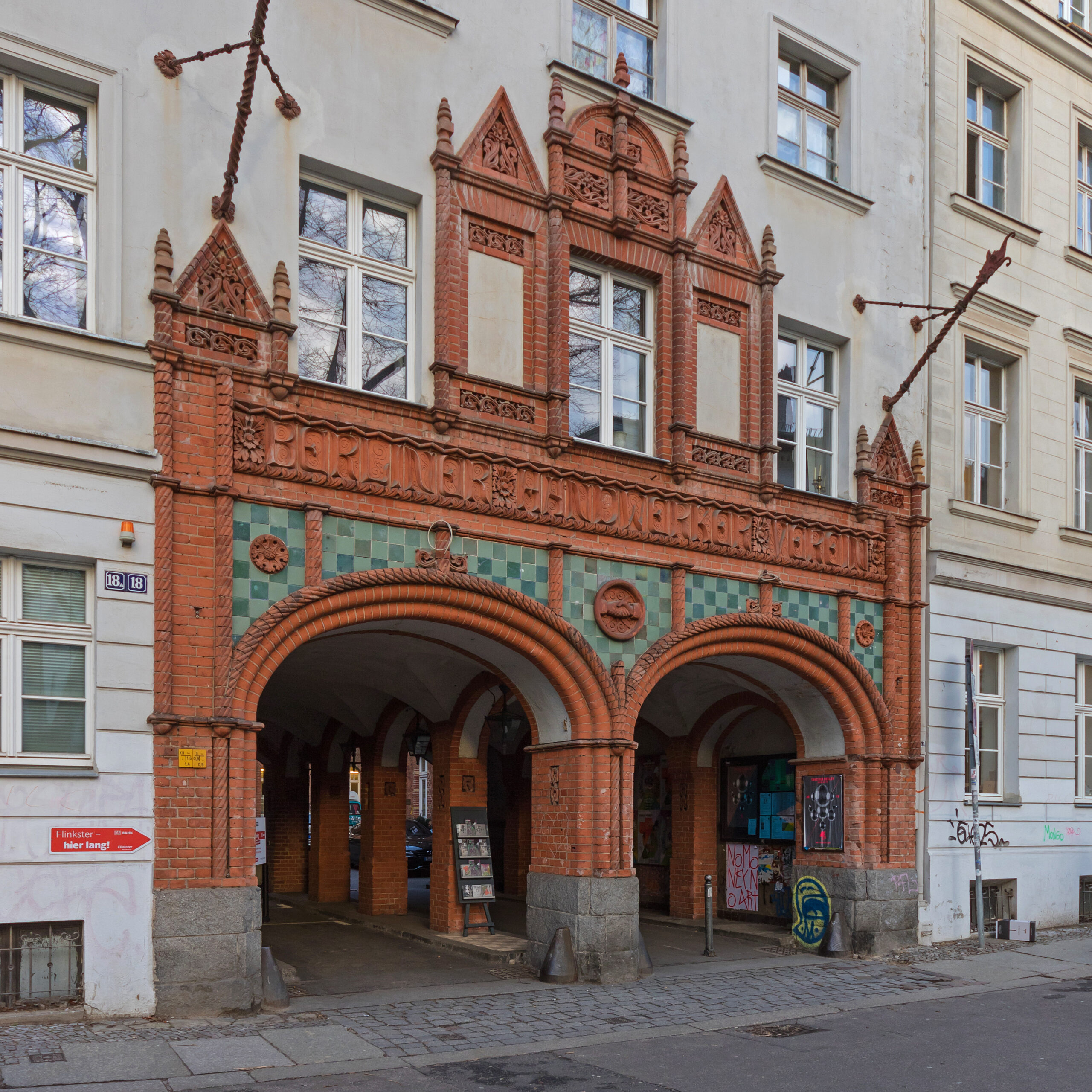 Portal des Handwerkervereinshauses in der Sophienstrasse 18 in Berlin-Mitte. Photo von Von A.Savin - Eigenes Werk, CC BY-SA 3.0, https://commons.wikimedia.org/w/index.php?curid=37891262